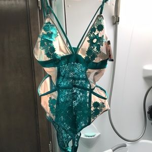 Beautiful green bodysuit Teddy size large